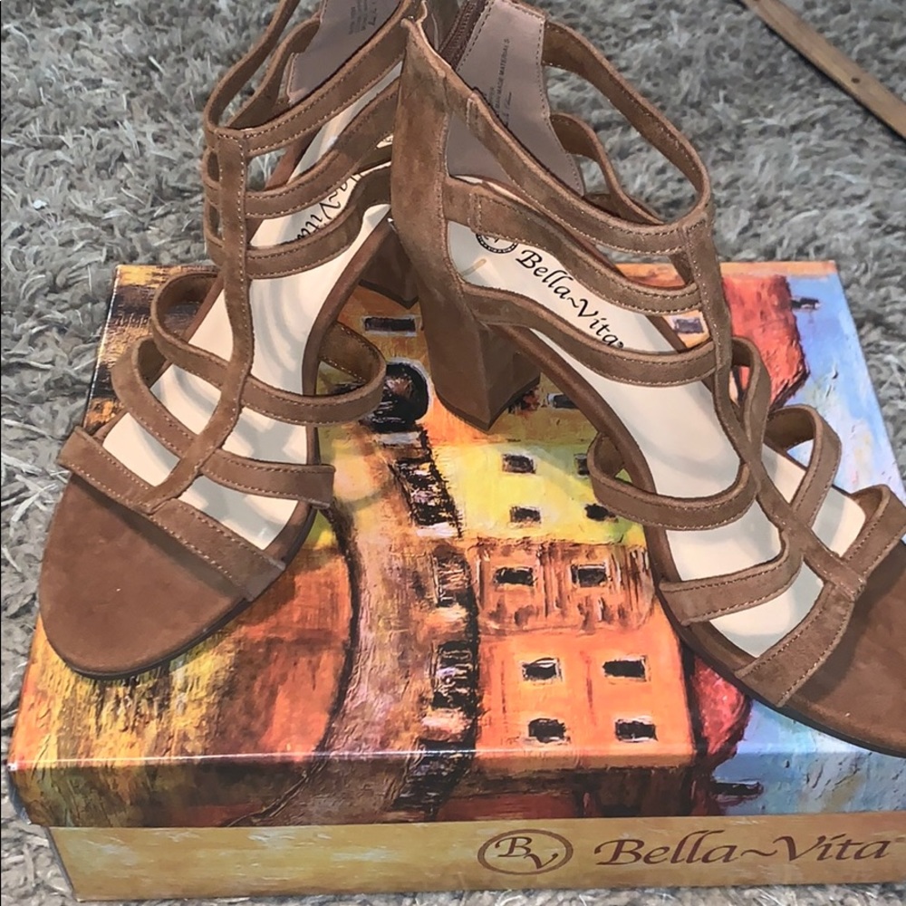 NWB Bella vita strappy heel s10